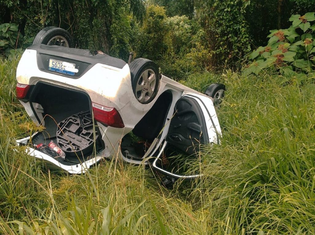 Carro de prefeitura capota na BR-376 e deixa três pessoas feridas