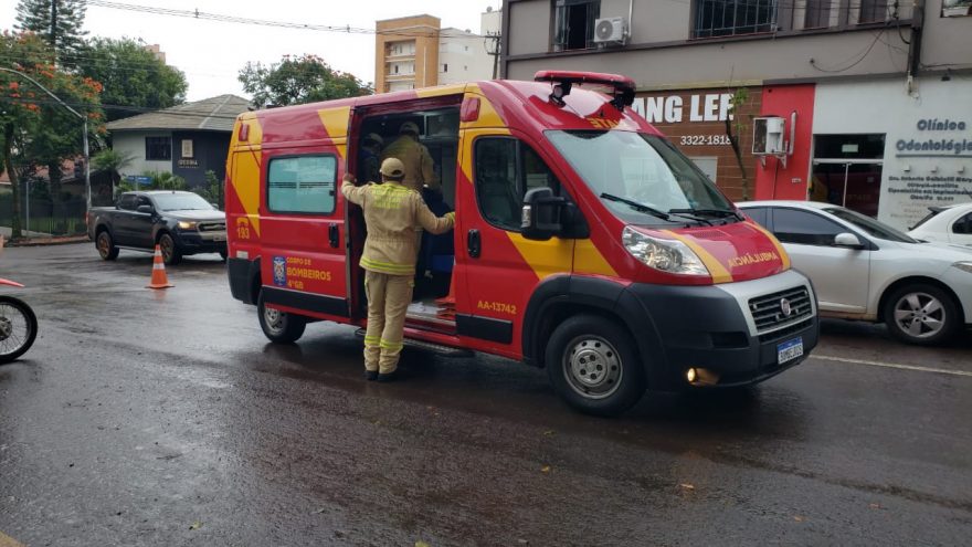 Homem sofre queda de veículo no Centro e preciso do atendimento do Siate