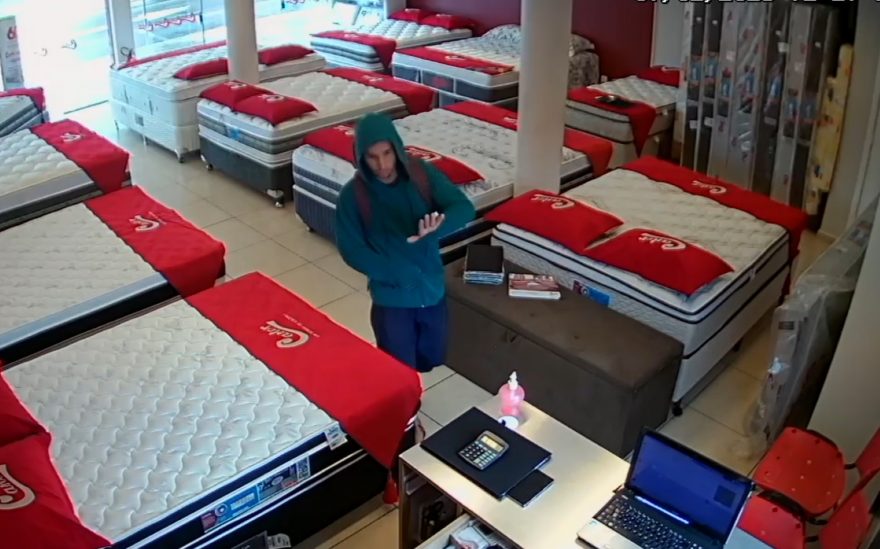 Vídeo mostra assaltante rendendo caixa e roubando dinheiro em empresa no Centro