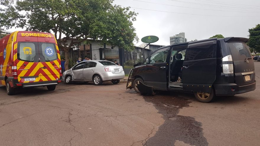 Forte colisão entre carros é registrado na Rua Belo Horizonte