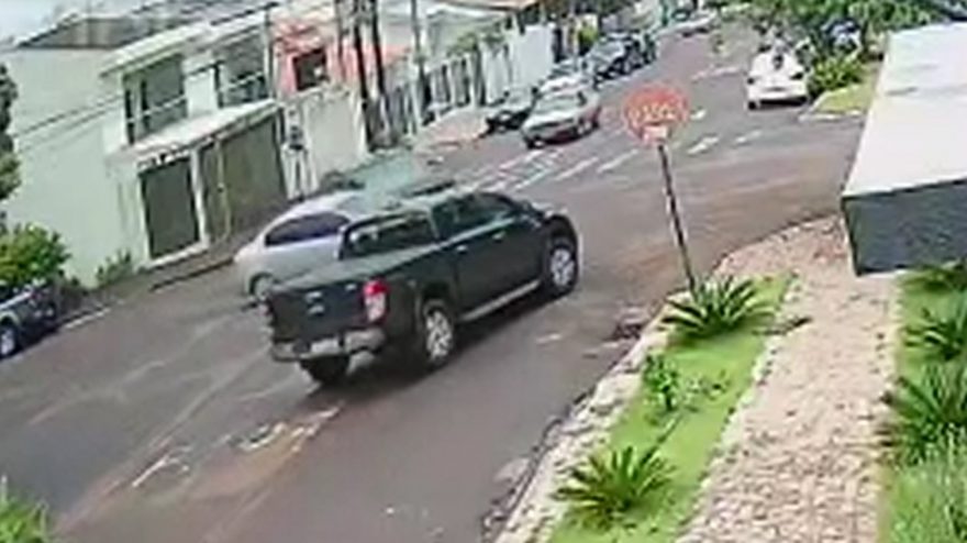 Vídeo mostra utilitário avançando preferencial e provocando acidente na Neva