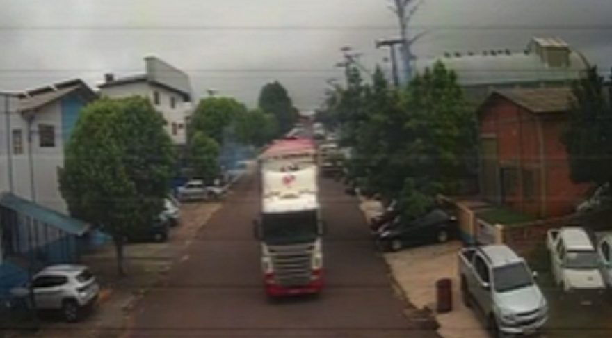 Câmera registra momento em que caminhão derruba fios no Guarujá