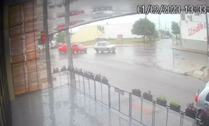 Vídeo mostra colisão entre três carros na Avenida Tito Muffato
