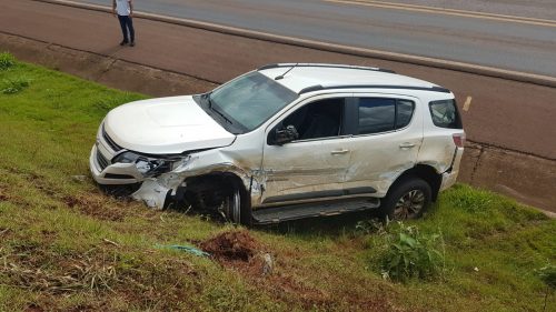 Carro e caminhonete se envolvem em colisão na rodovia BR-163