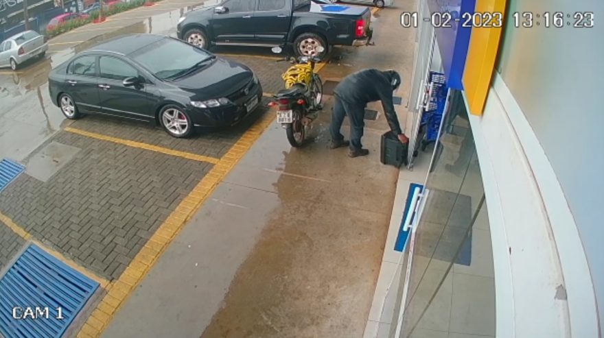 Câmera flagra motociclista furtando caixa de som no Periolo