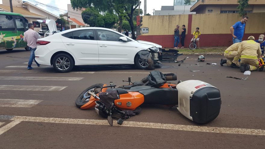 Motociclista fratura a perna após bater com carro em cruzamento com semáforo