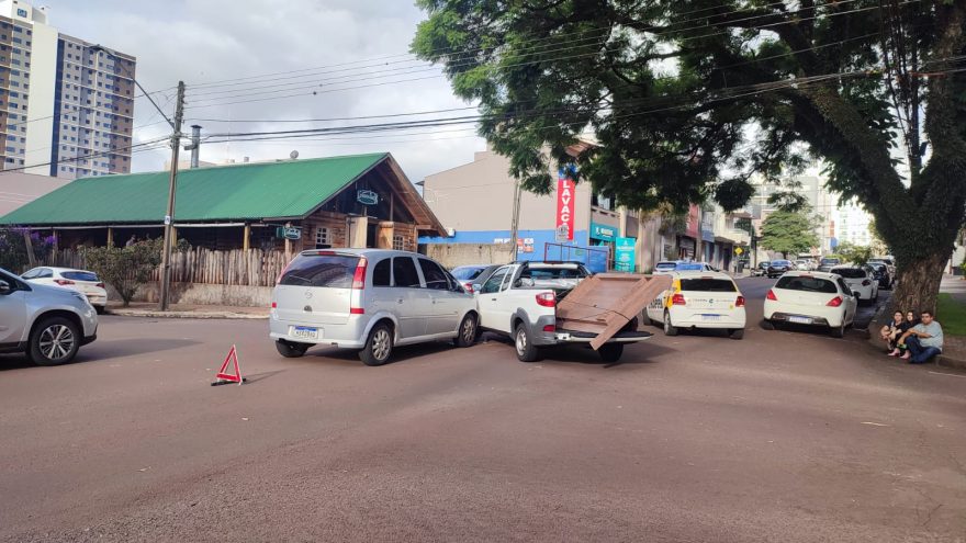 Meriva e Strada se envolvem em acidente de trânsito no Centro