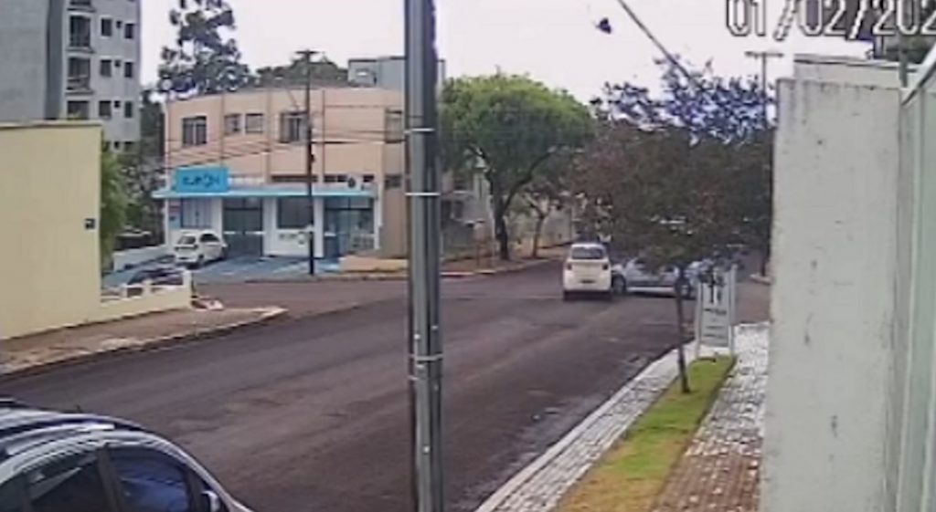 Câmera flagra colisão entre carros na Rua da Bandeira