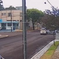 Imagem referente a Câmera flagra colisão entre carros na Rua da Bandeira