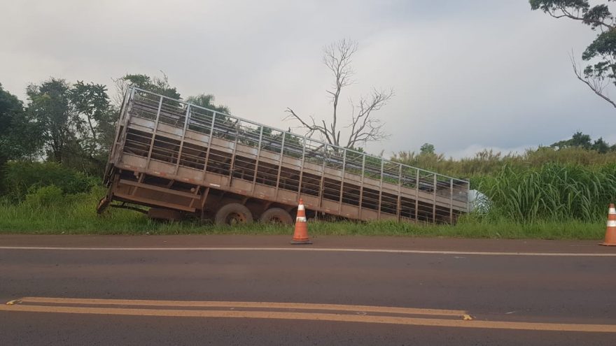 Caminhão envolvido em acidente na BR-277 permanece nas margens da rodovia