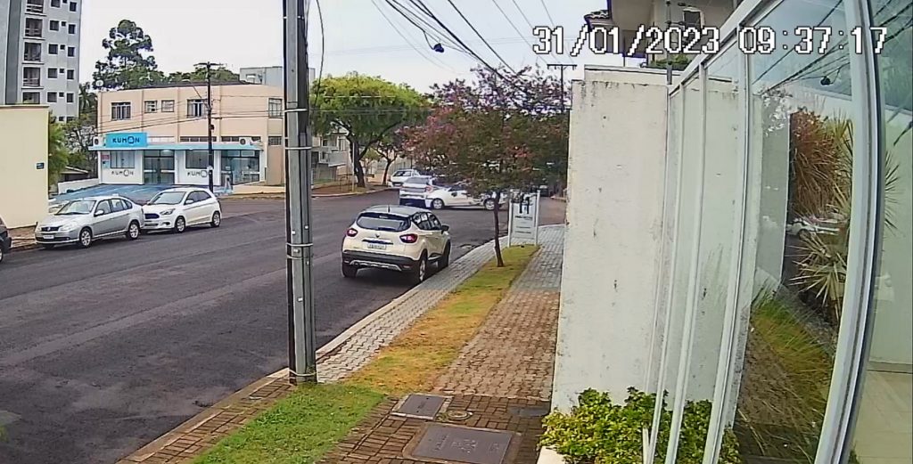 Mais dois acidentes são registrados por câmera na Rua da Bandeira