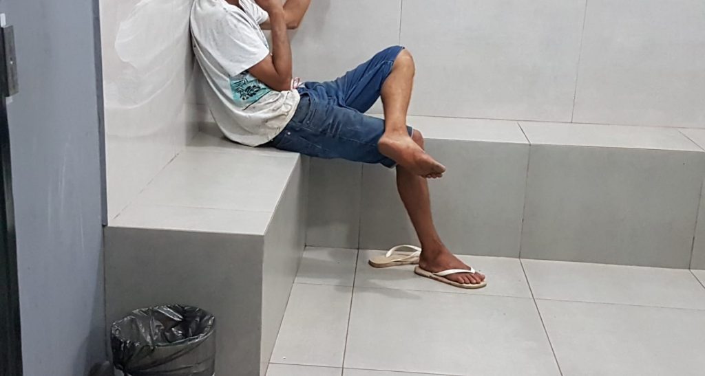 Homem é detido em flagrante tentando furtar depósito de empresa na Avenida Tancredo Neves