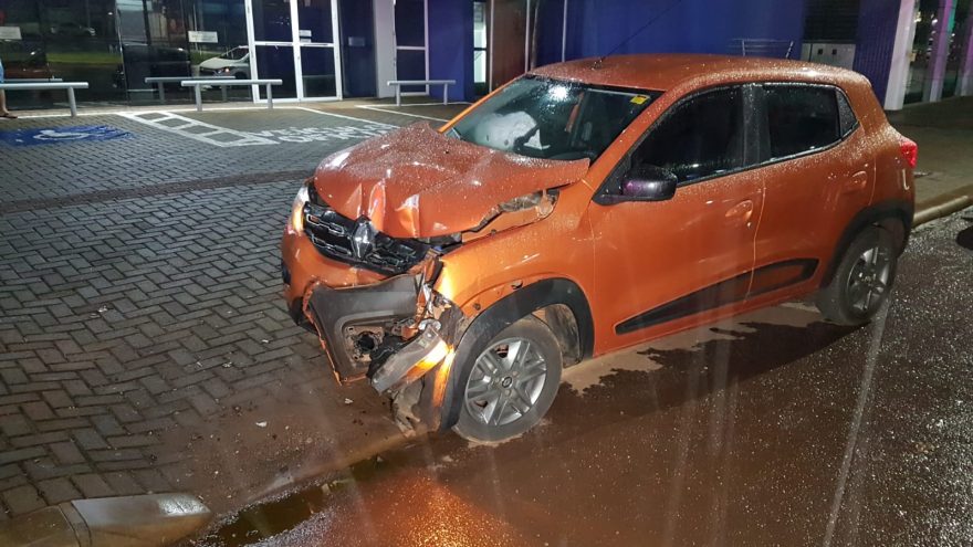 Condutor perde controle da direção do Kwid e atinge poste na Avenida Brasil