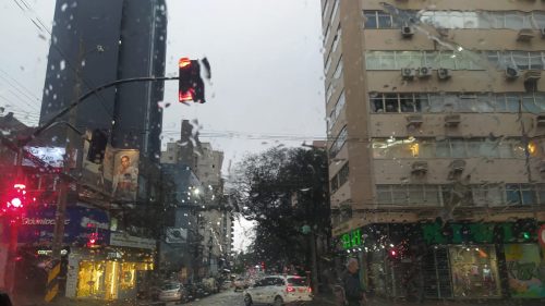 Quinta-feira será de clima ameno e com chuvas de verão em Cascavel