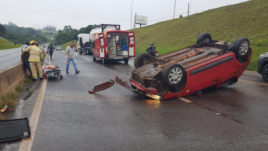 Capotamento interdita parte da rodovia 467, em Cascavel