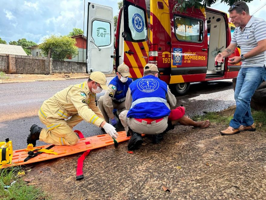 Após cair, homem apresenta intenso sangramento na cabeça