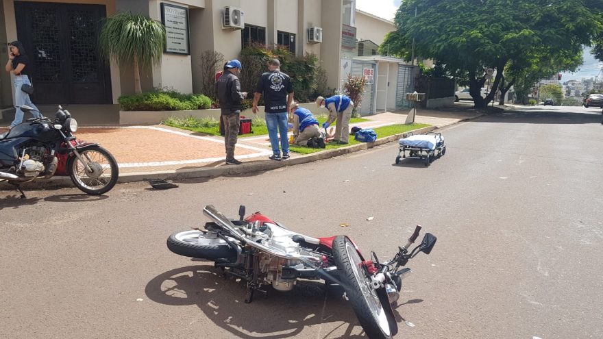 Motociclista fica ferido em acidente na Rua Presidente Kennedy após bater contra Aircross