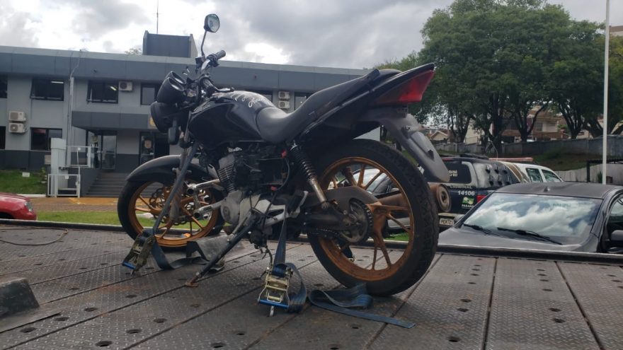 Moto levada em assalto durante a madrugada é recuperada