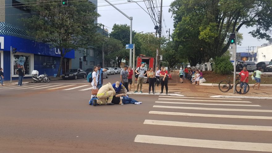 Gentileza quase termina em tragédia: Mulher fica ferida ao ser atropelada no Centro