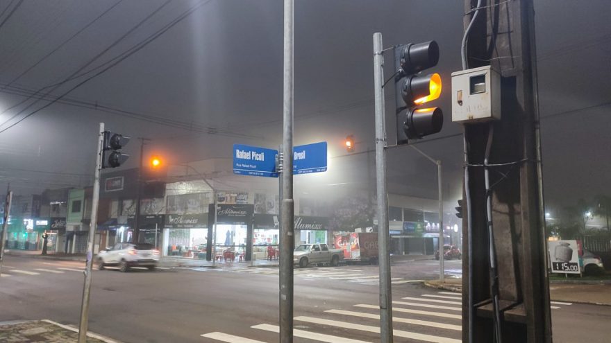 Atenção condutores! semáforos da Avenida Brasil com a Rua Rafael Picoli estão no amarelo intermitente