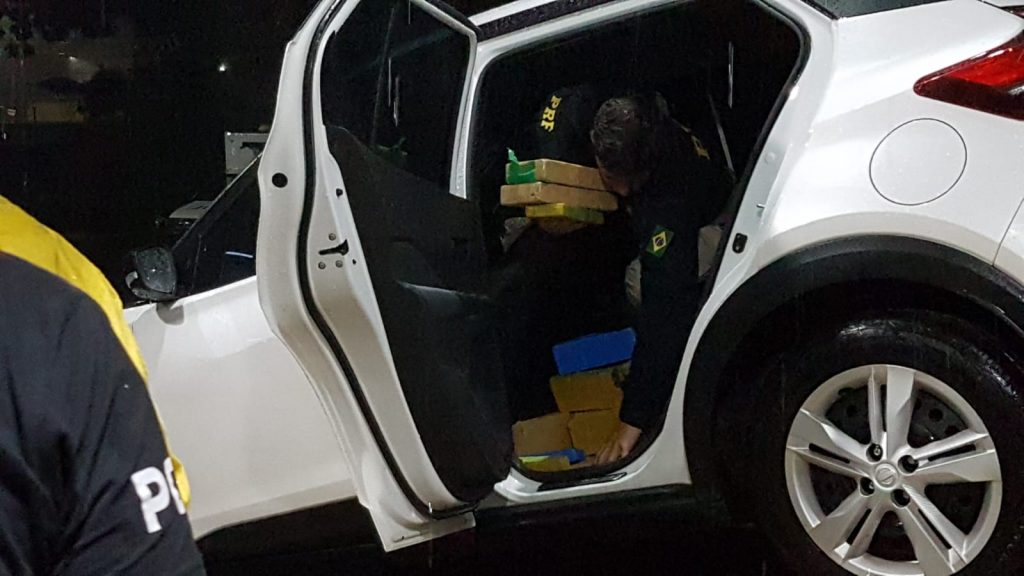Nissan Kicks com mais de 600 quilos de maconha é apreendido pela PRF na BR-277