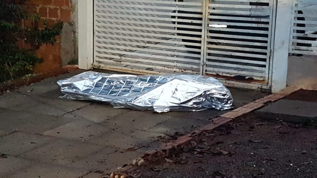Homem morre em frente a portão de residência no bairro Turisparque