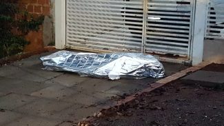 Homem morre em frente a portão de residência no bairro Turisparque