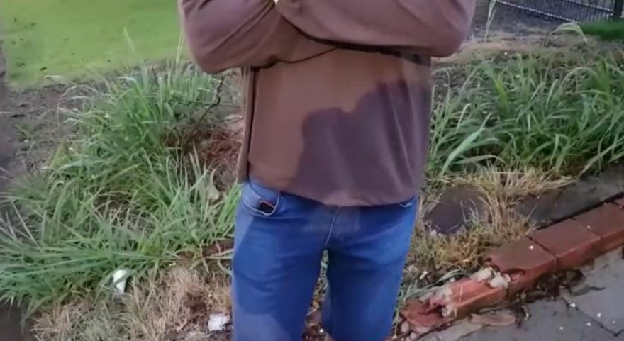 “O corpo está no portão da minha casa e eu preciso sair para trabalhar”, relata morador