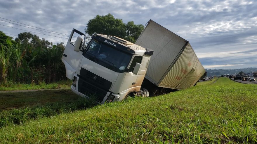 Caminhão sai da pista e quase tomba às margens da rodovia BR-277