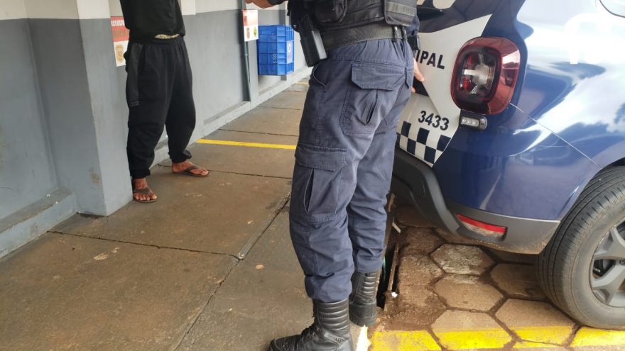 Sextou! Homem compra bebidas alcoólicas com cartão ‘achado’ na rua e vai parar na Delegacia
