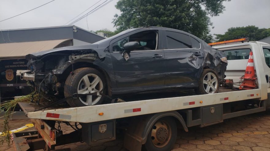Após ser perseguido pela PRF, homem capota carro com maconha e foge para matagal