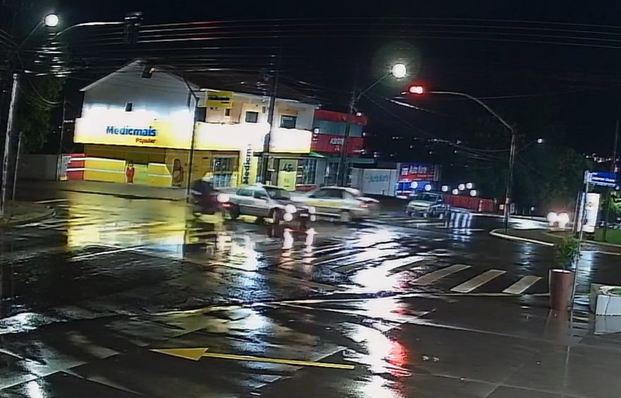 Vídeo mostra colisão entre carro e moto no Jardim Clarito