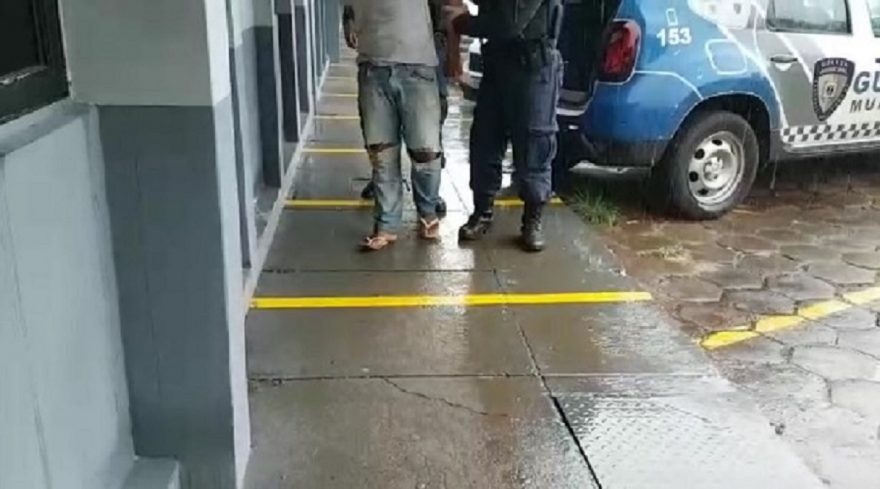 Após furtar patinete, homem é detido
