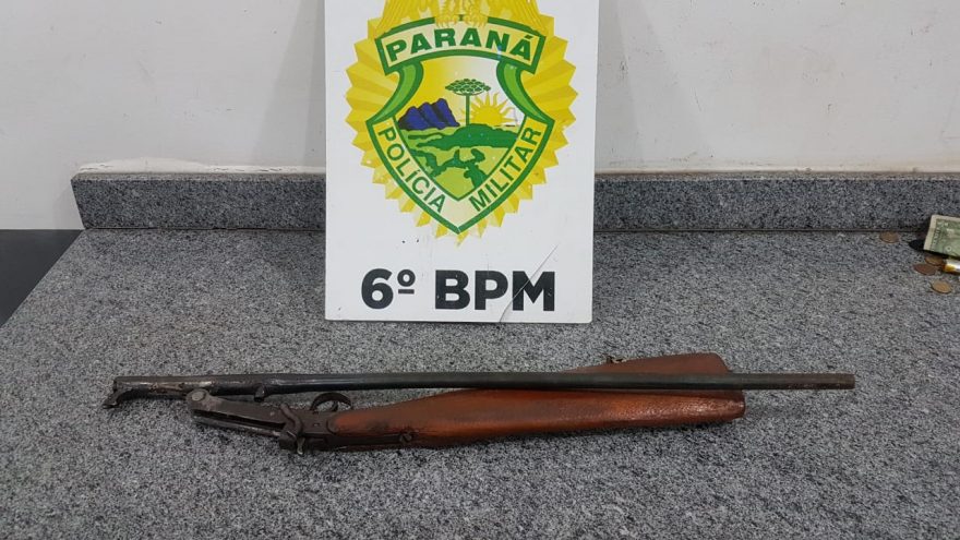 Homem faz entrega voluntária de espingarda na Delegacia