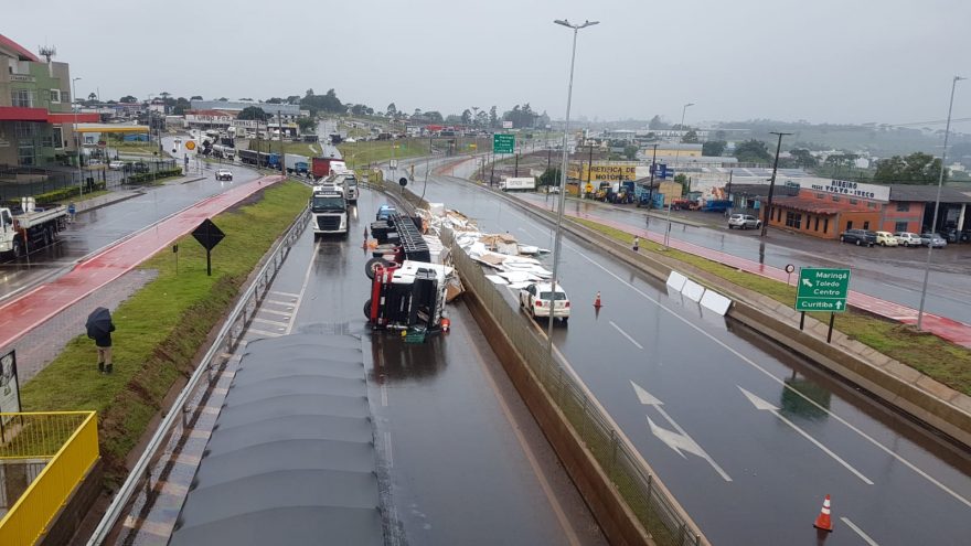Caminhão tomba no Trevo Cataratas em Cascavel