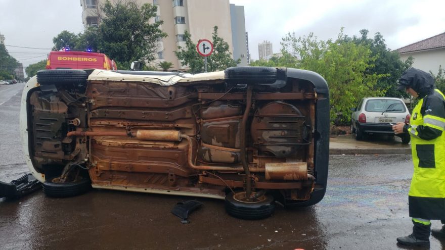 Colisão seguida de tombamento é registrada no Centro