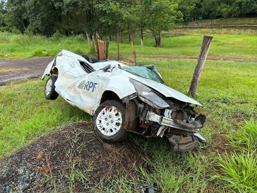 Ka fica completamente destruído após capotar na BR-467