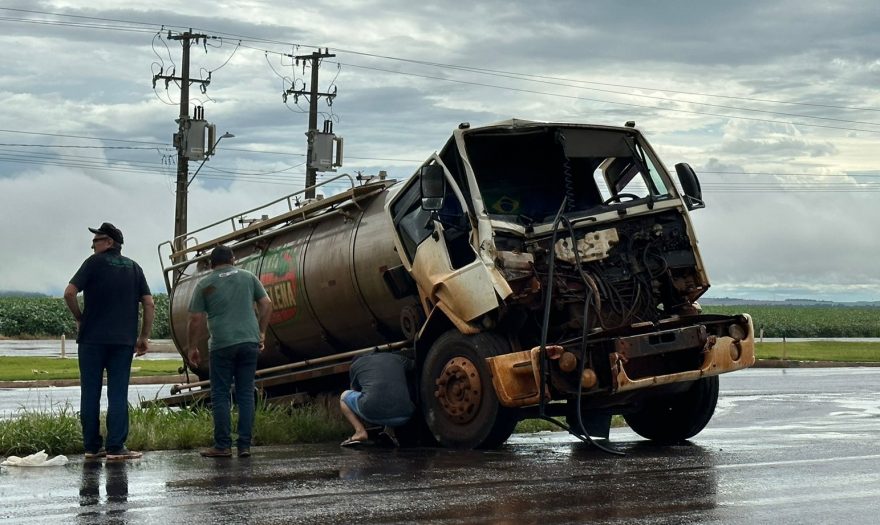 Cabine de caminhão fica destruída após colisão na BR-467