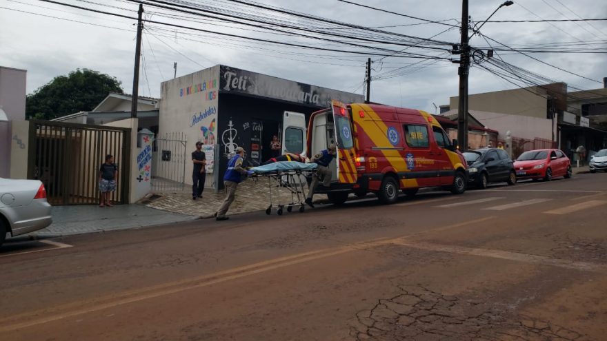 Mulher escorrega na calçada molhada e sofre queda