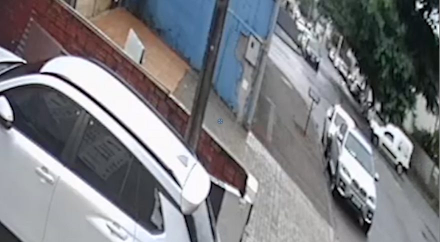 Câmera flagra colisão entre carro e moto no Cancelli