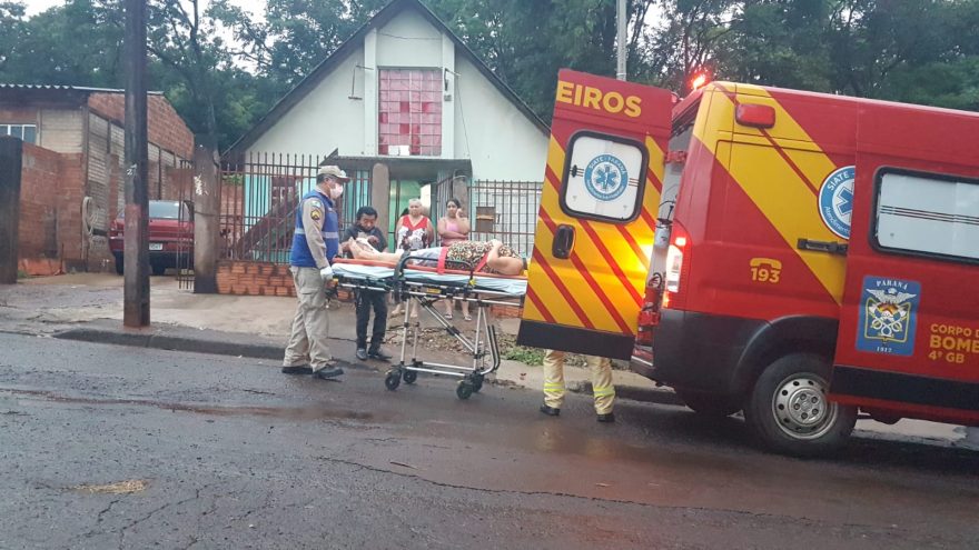 Mulher sofre ferimento na perna após cair em residência no jardim Melissa