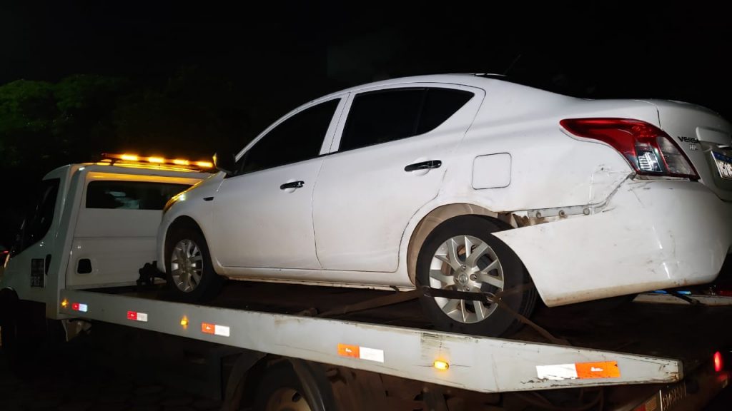 Condutor abandona Nissan Versa com alerta de furto após acidente na BR-467
