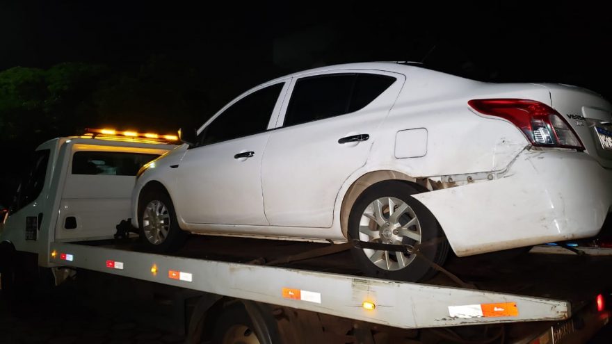 Condutor abandona Nissan Versa com alerta de furto após acidente na BR-467