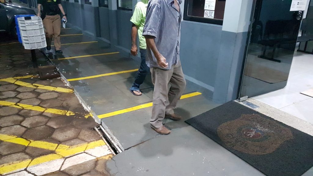 Condutor embriagado é detido depois de bater em carro estacionado na frente de velório