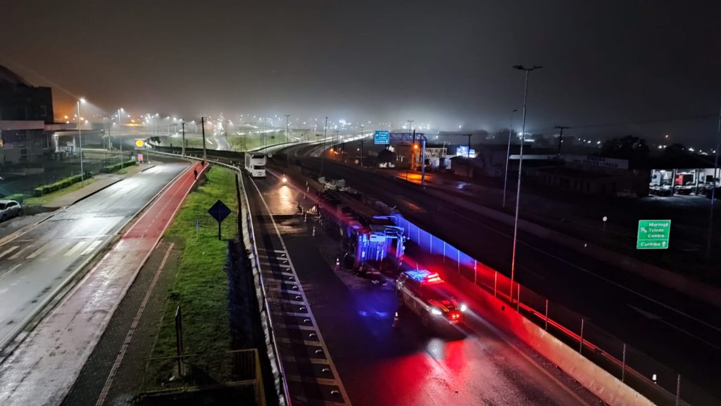 Caminhão enguiça próximo a carreta tombada no Trevo Cataratas