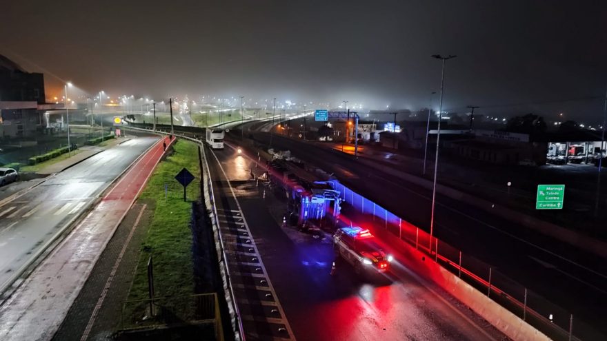 Caminhão enguiça próximo a carreta tombada no Trevo Cataratas