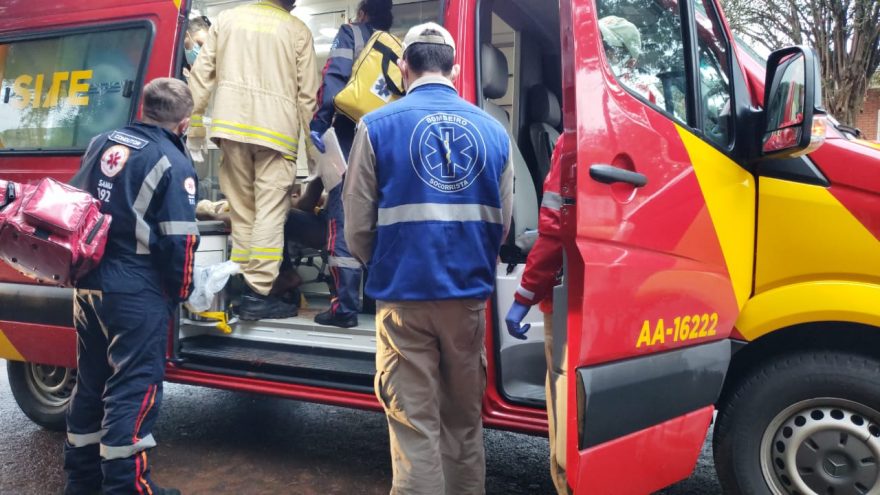 Homem cai de sacada e precisa ser socorrido pelo Siate
