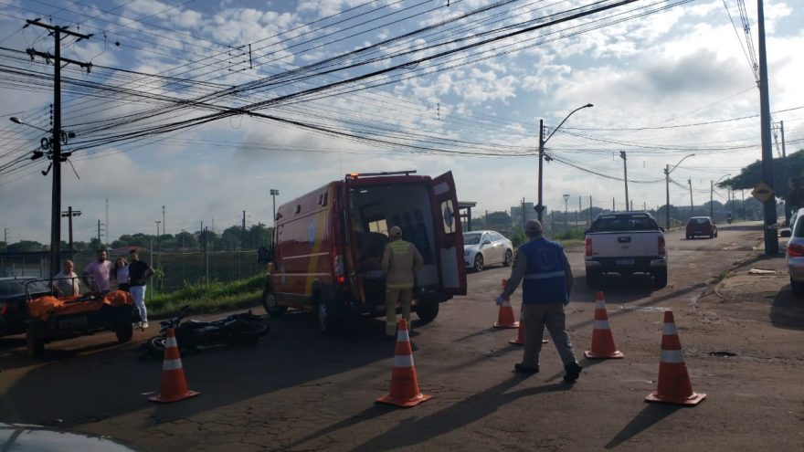 Jovem se fere após bater com carro no Bairro Brasília, em Cascavel