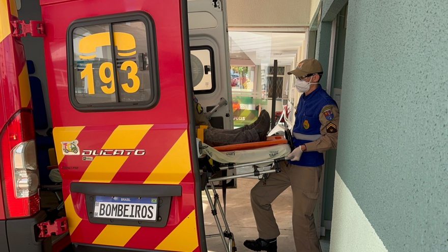 Após sofrer queda de plano elevado em empresa na 277, homem é encaminhado ao São Lucas