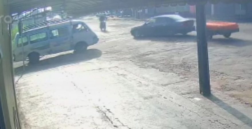 Vídeo mostra colisão entre carro e moto no Brasília